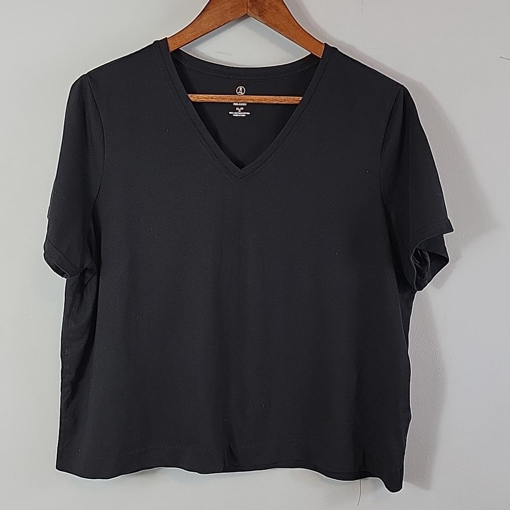 𝅺LANDS' End Black Cropped V Neck Tee / XL